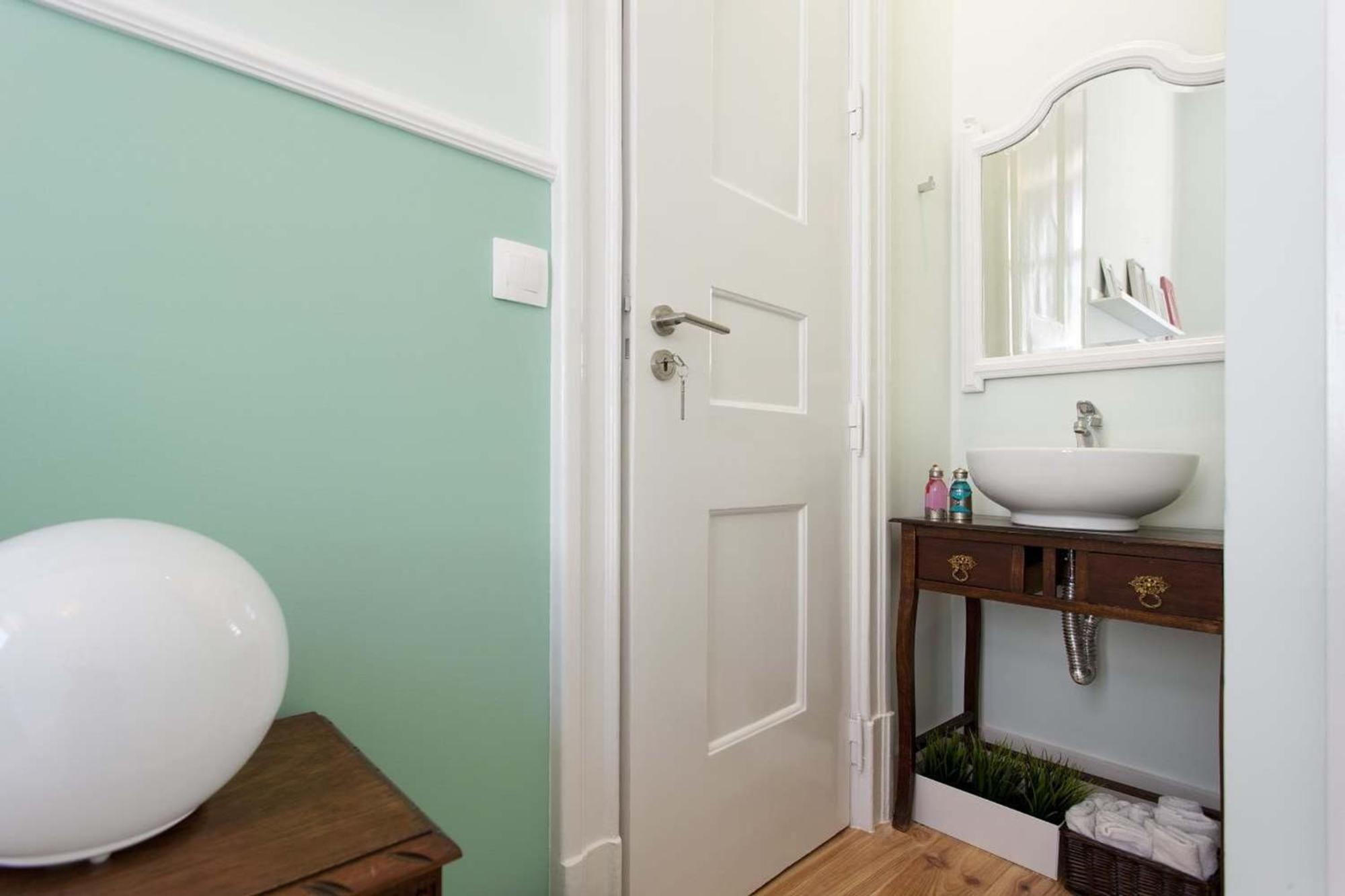 2 Bedroom Located Heart Of Apartamento Lisboa